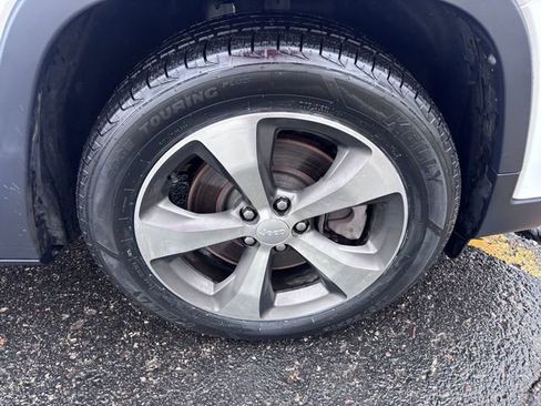 Used 2020 Jeep Cherokee Limited image 29