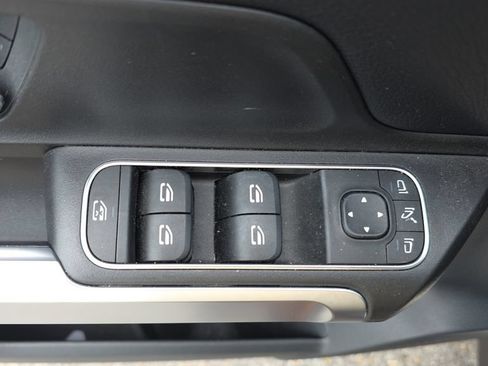 Used 2024 Mercedes-Benz GLB 250 image 12