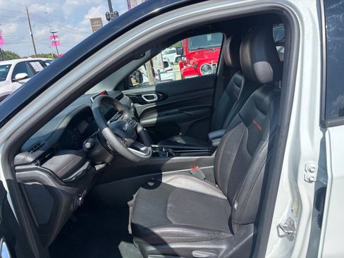 Used 2025 Jeep Compass Trailhawk AWD/4WD image 24