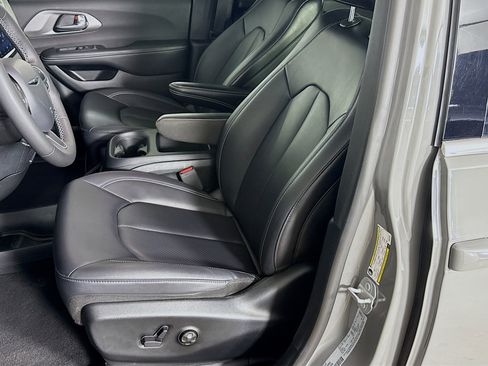 Used 2025 Chrysler Pacifica Select image 22