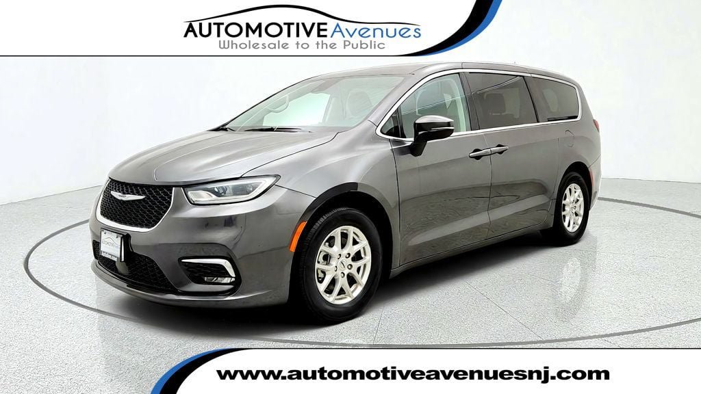 Used 2023 Chrysler Pacifica Touring-L FWD image 1