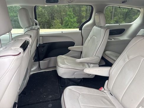 Used 2017 Chrysler Pacifica Limited FWD image 5