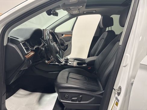 Used 2023 Audi Q5 2.0T Premium w/ Convenience Package AWD/4WD image 2