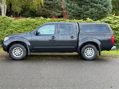 Used 2018 Nissan Frontier SV image 2