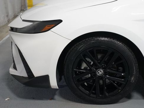 Used 2025 Toyota Camry SE FWD image 5