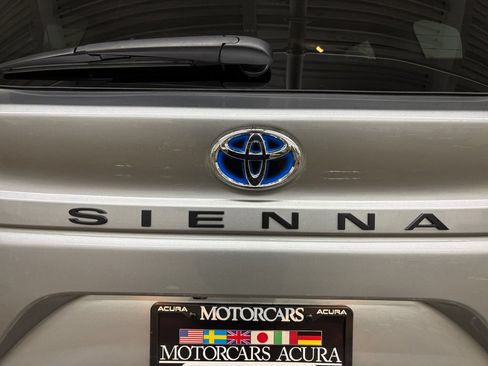 Used 2024 Toyota Sienna XLE w/ XLE Plus Package FWD image 30