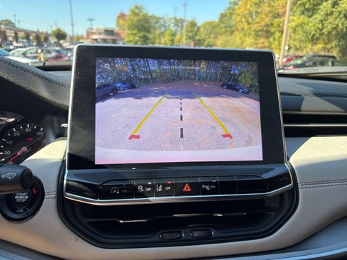 Used 2025 Jeep Compass Limited image 17