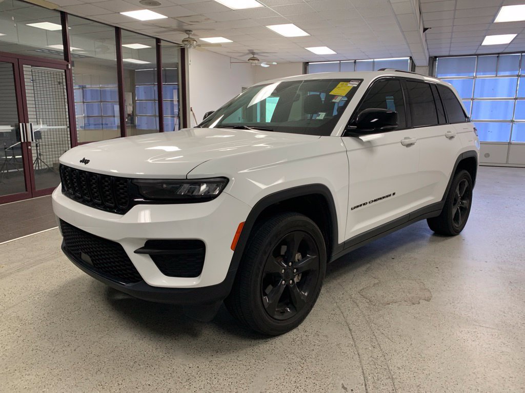 Used 2023 Jeep Grand Cherokee Altitude AWD/4WD image 4