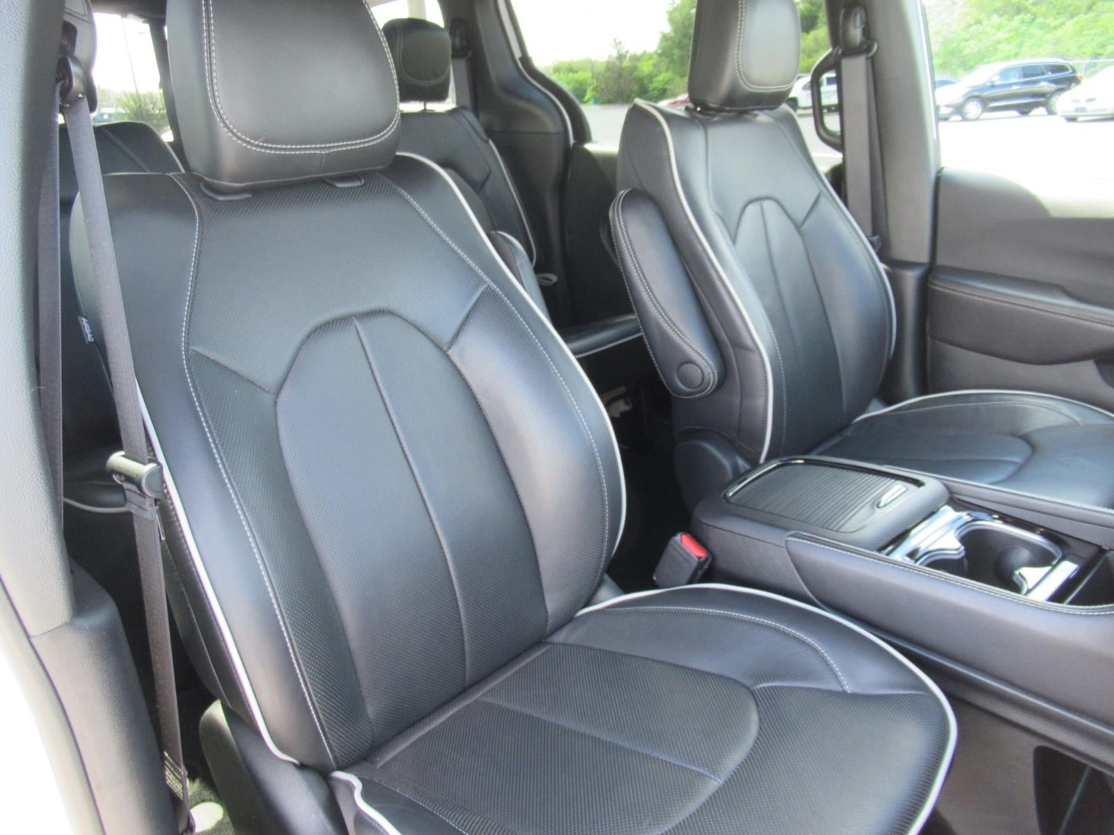 Used 2026 Chrysler Pacifica Limited FWD image 9