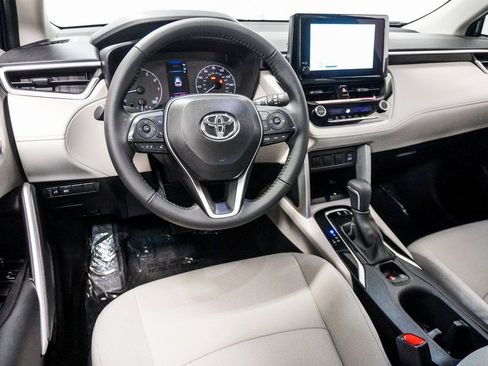 Used 2025 Toyota Corolla Cross LE AWD/4WD image 11