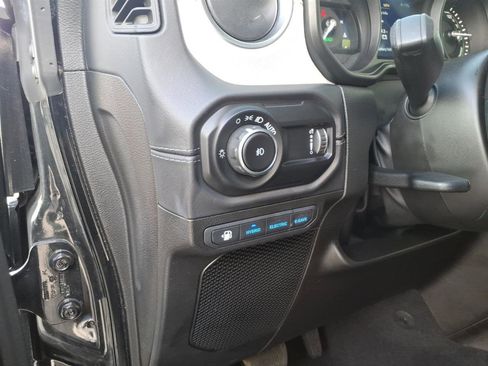 Used 2025 Jeep Wrangler Unlimited Sahara image 7