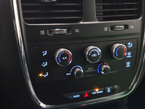 Used 2020 Dodge Grand Caravan SE image 24