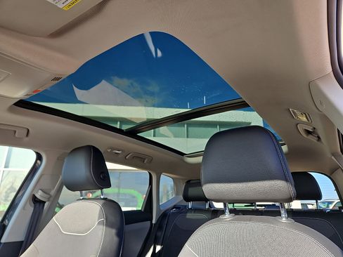 Certified 2023 Volkswagen Taos SE image 11