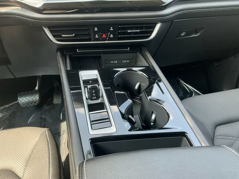 Used 2025 Volkswagen Atlas SE AWD/4WD image 12
