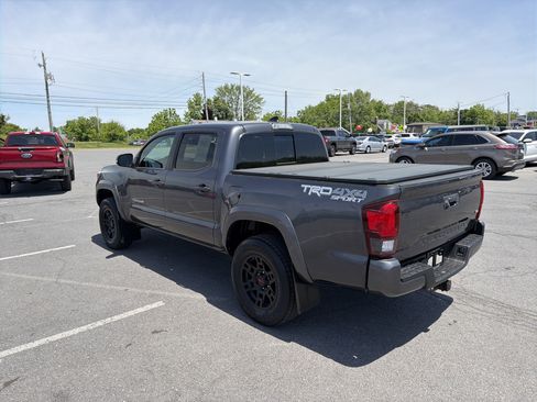 Used 2018 Toyota Tacoma TRD Sport AWD/4WD image 6