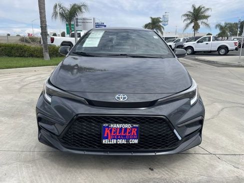 Used 2025 Toyota Corolla SE w/ SE Premium Package FWD image 3