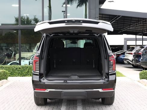 Used 2025 Chevrolet Suburban LS RWD image 7
