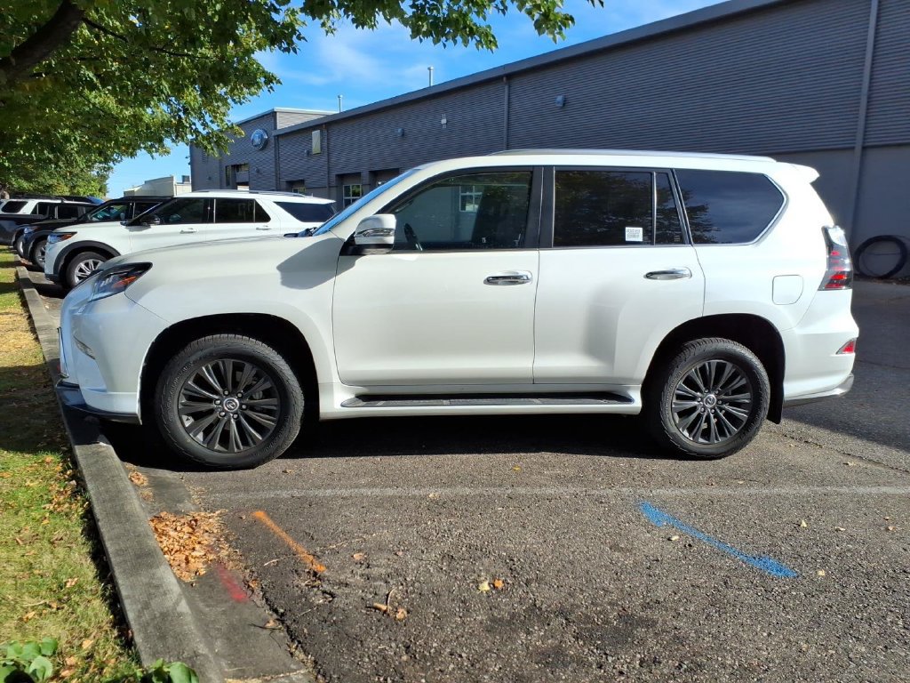 Used 2023 Lexus GX 460 Luxury w/ Sport Design Package AWD/4WD image 2