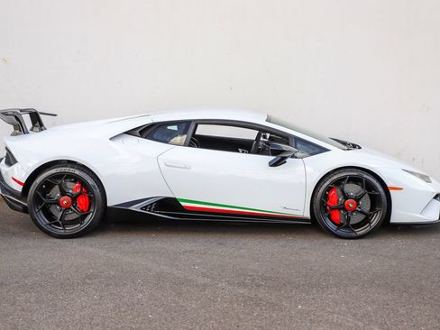 Used 2018 Lamborghini Huracan Performante AWD/4WD image 3
