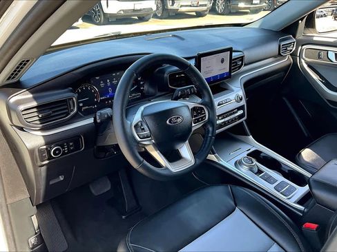 Used 2023 Ford Explorer XLT w/ Equipment Group 202A RWD image 18