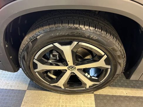 Used 2025 Volkswagen Tiguan SE FWD image 9
