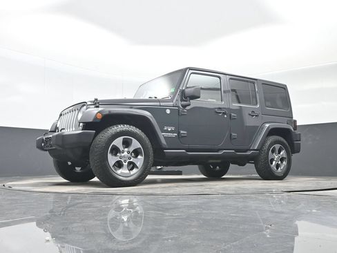 Used 2017 Jeep Wrangler Unlimited Sahara w/ Dual Top Group AWD/4WD image 26