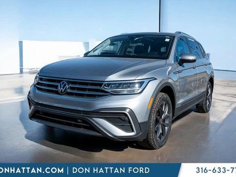 Used 2023 Volkswagen Tiguan SE image 1