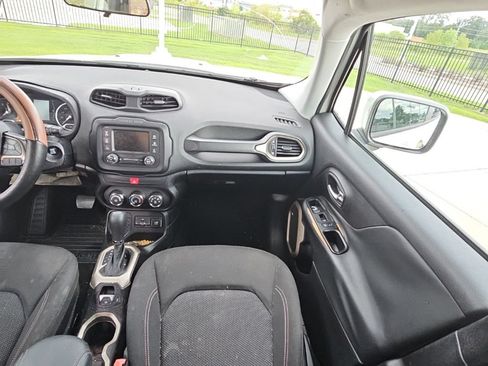 Used 2016 Jeep Renegade 75th Anniversary FWD image 25