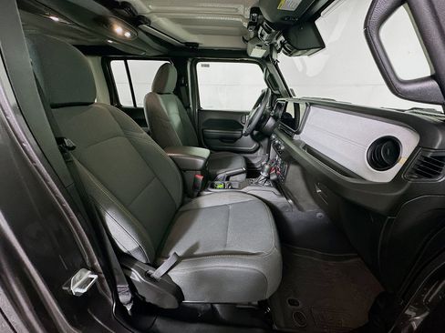 Used 2025 Jeep Wrangler Willys image 30