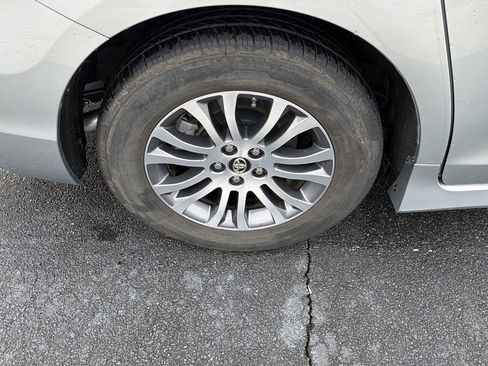 Used 2019 Toyota Sienna XLE Premium FWD image 37