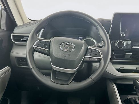 Used 2025 Toyota Highlander XLE image 18