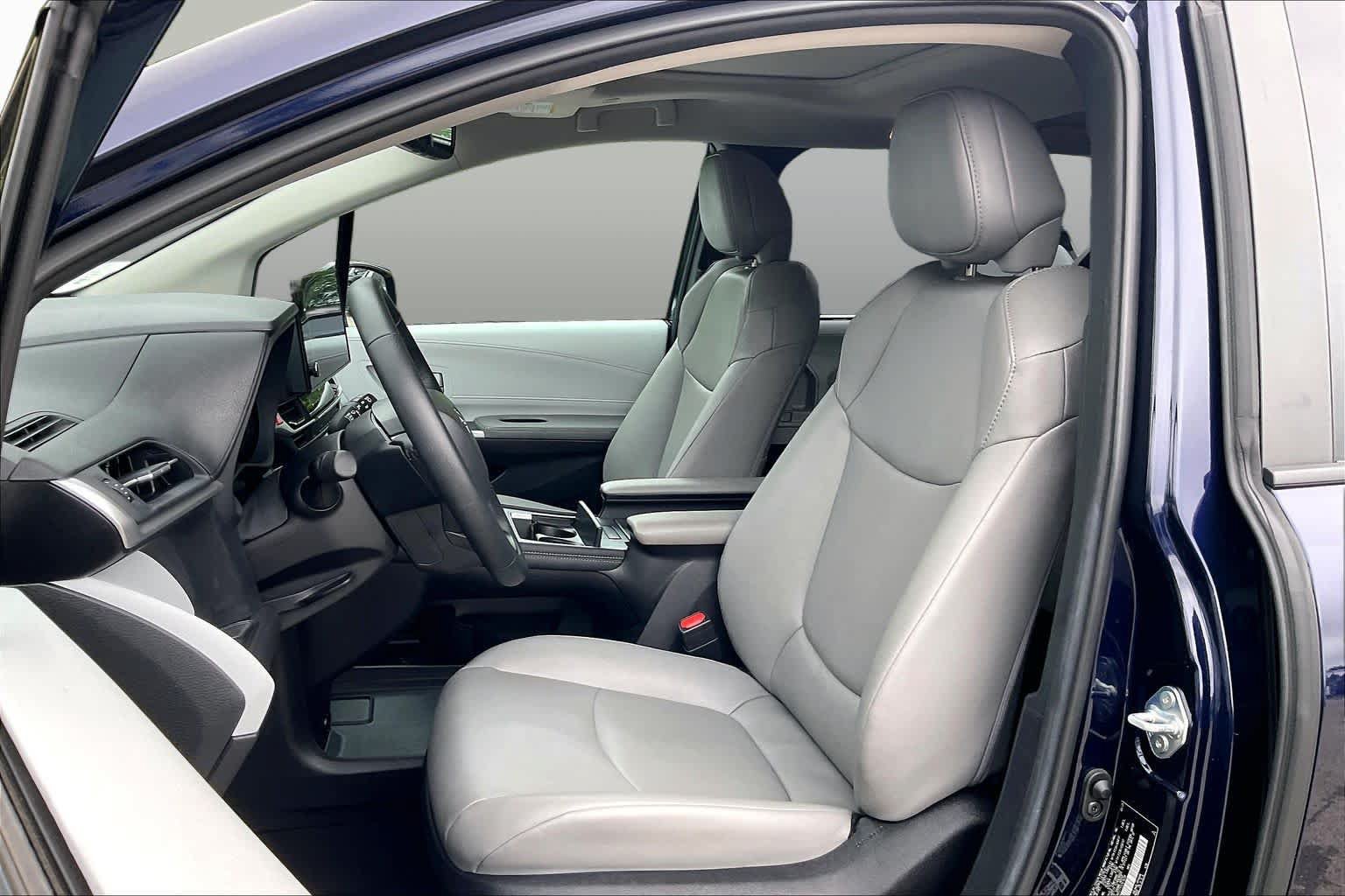 Used 2025 Toyota Sienna XLE FWD image 8
