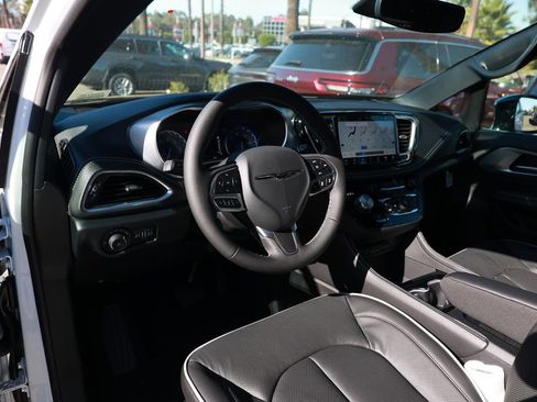 New 2026 Chrysler Pacifica Limited image 10
