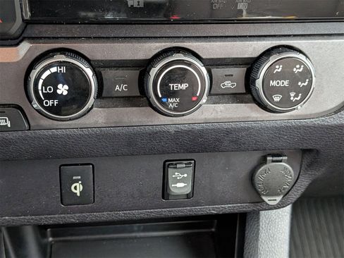 Used 2017 Toyota Tacoma TRD Sport image 25