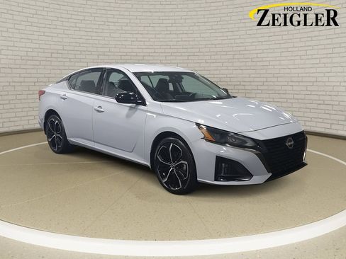 Used 2025 Nissan Altima 2.5 SR image 3