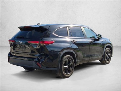 Used 2023 Toyota Highlander L FWD image 5