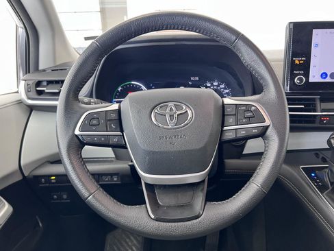 Used 2025 Toyota Sienna XLE image 5