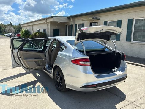 Used 2018 Ford Fusion SE w/ Fusion SE Technology Package FWD image 15
