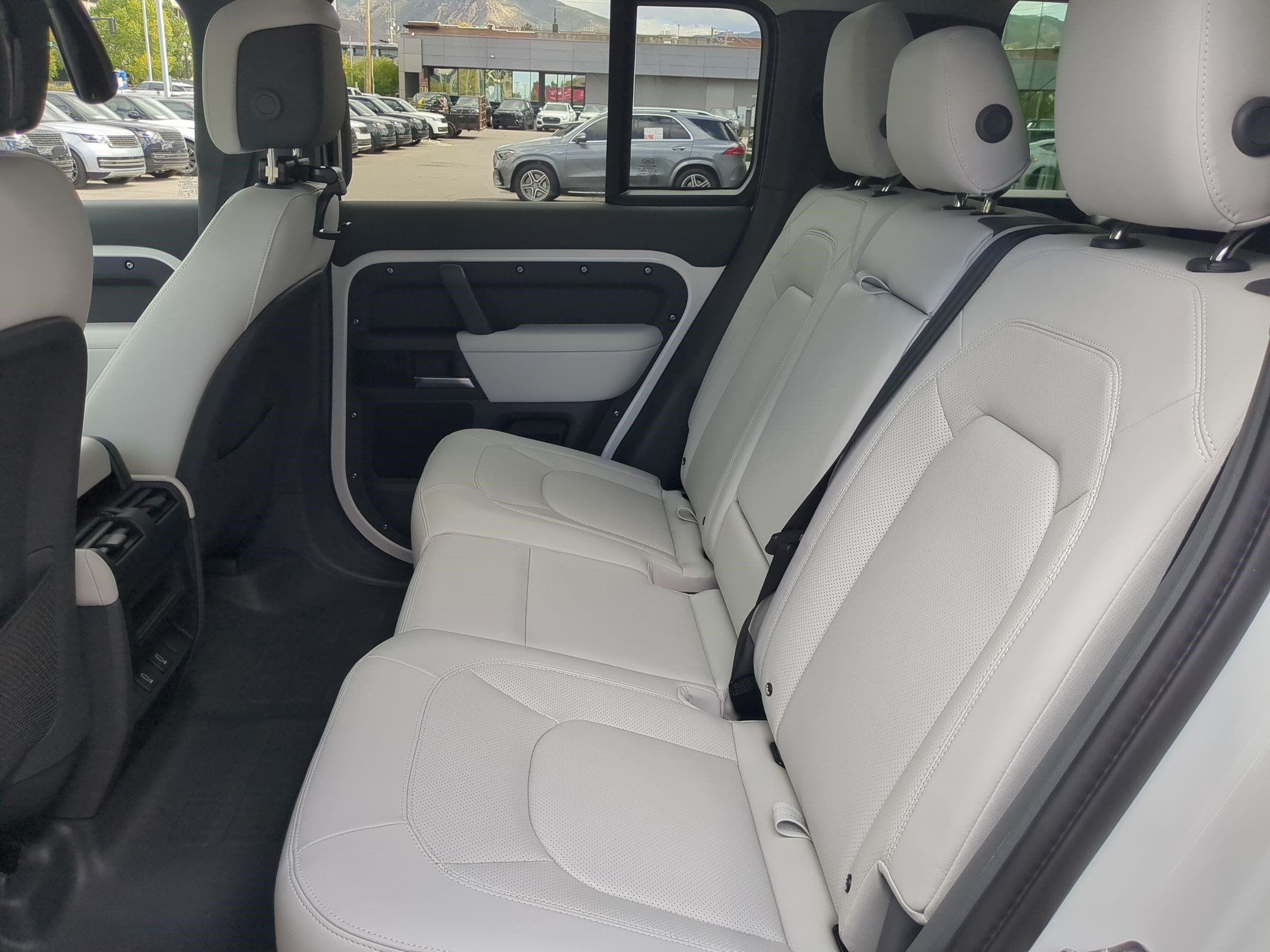 Used 2026 Land Rover Defender 110 X-Dynamic SE AWD/4WD image 30