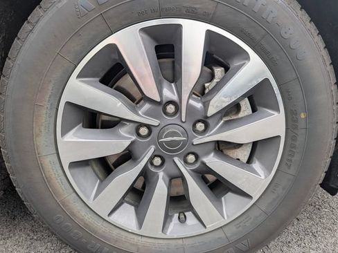 Used 2024 Chrysler Pacifica Limited FWD image 9