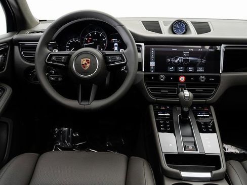 Certified 2025 Porsche Macan image 16