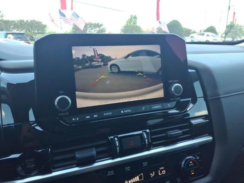 Used 2025 Nissan Pathfinder SV FWD image 18