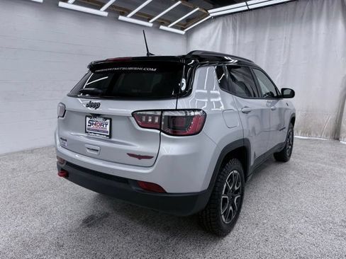 Used 2025 Jeep Compass Trailhawk AWD/4WD image 2
