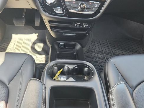 Used 2025 Chrysler Voyager LX FWD image 18
