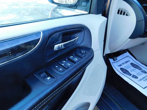 Used 2014 Chrysler Town & Country Touring image 23