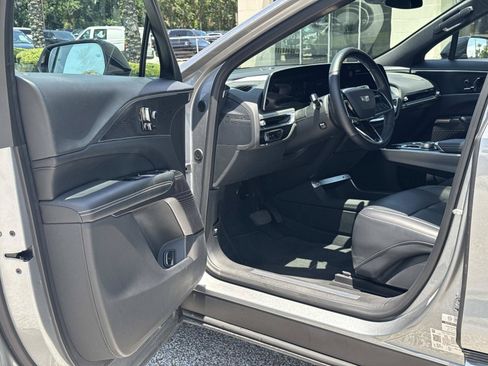 Used 2025 Cadillac Lyriq Luxury RWD image 13