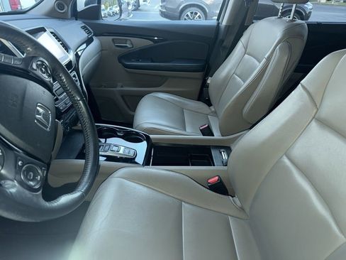 Used 2017 Honda Pilot Touring image 2