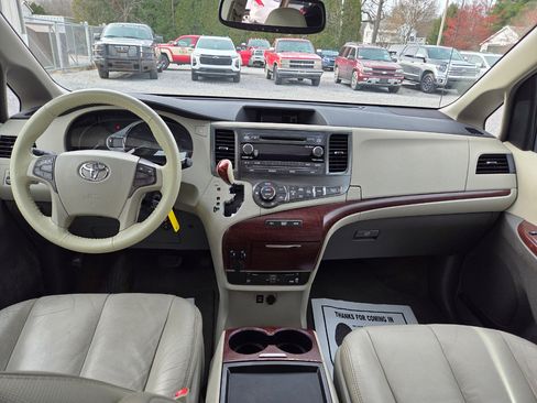 Used 2011 Toyota Sienna XLE image 10