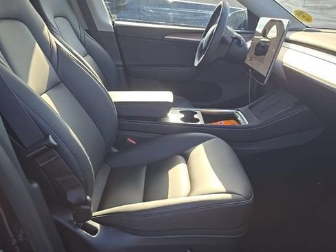 Used 2025 Tesla Model Y Long Range RWD image 4