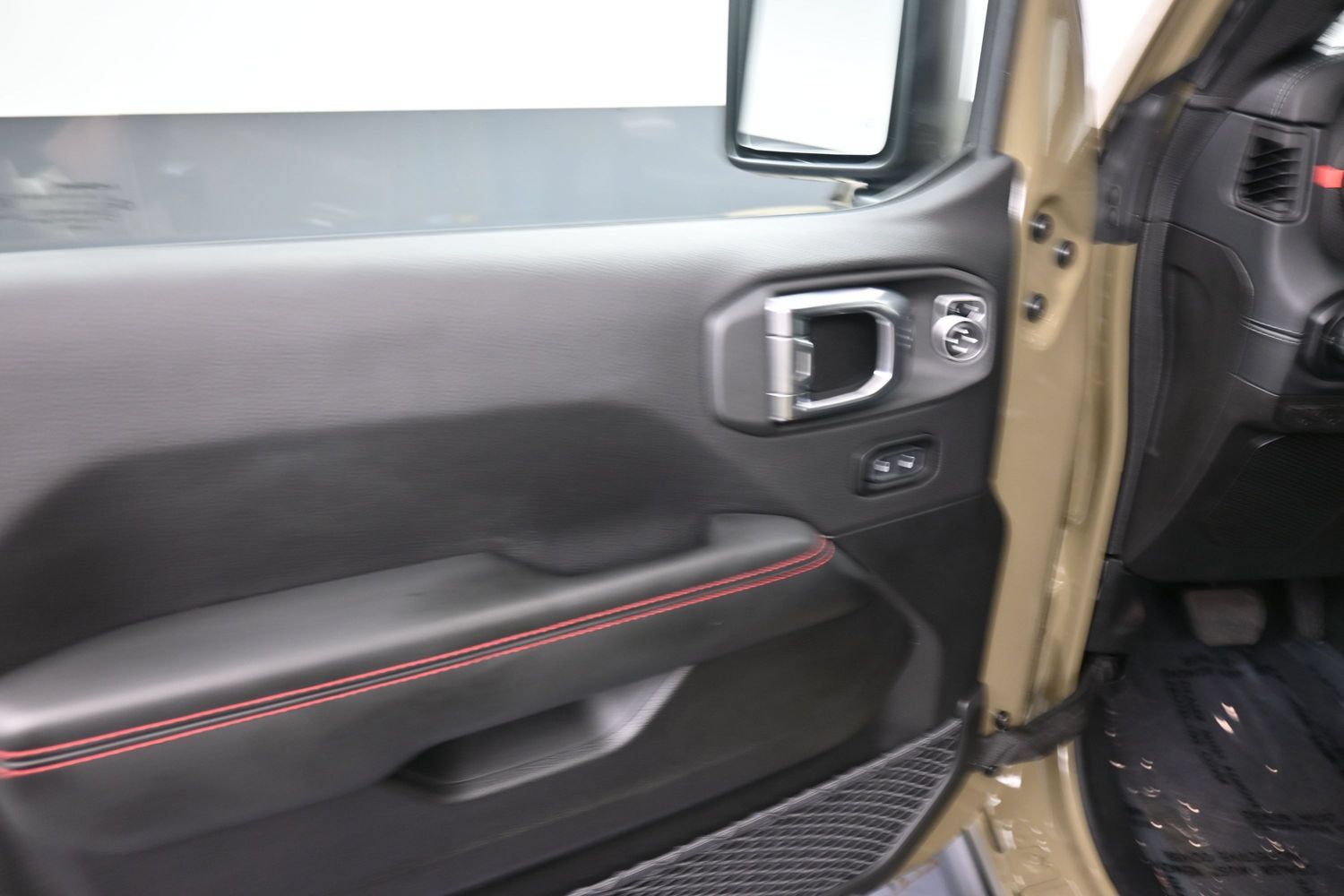 Used 2025 Jeep Wrangler Unlimited Rubicon AWD/4WD image 13